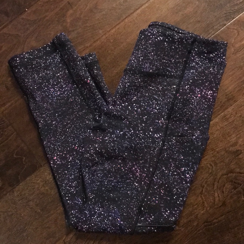 Lululemon Crop, super cute!!  Size 6